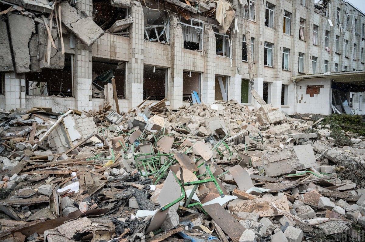 Разрушеная школа после ракетного обстрела в Житомире / фото УНИАН