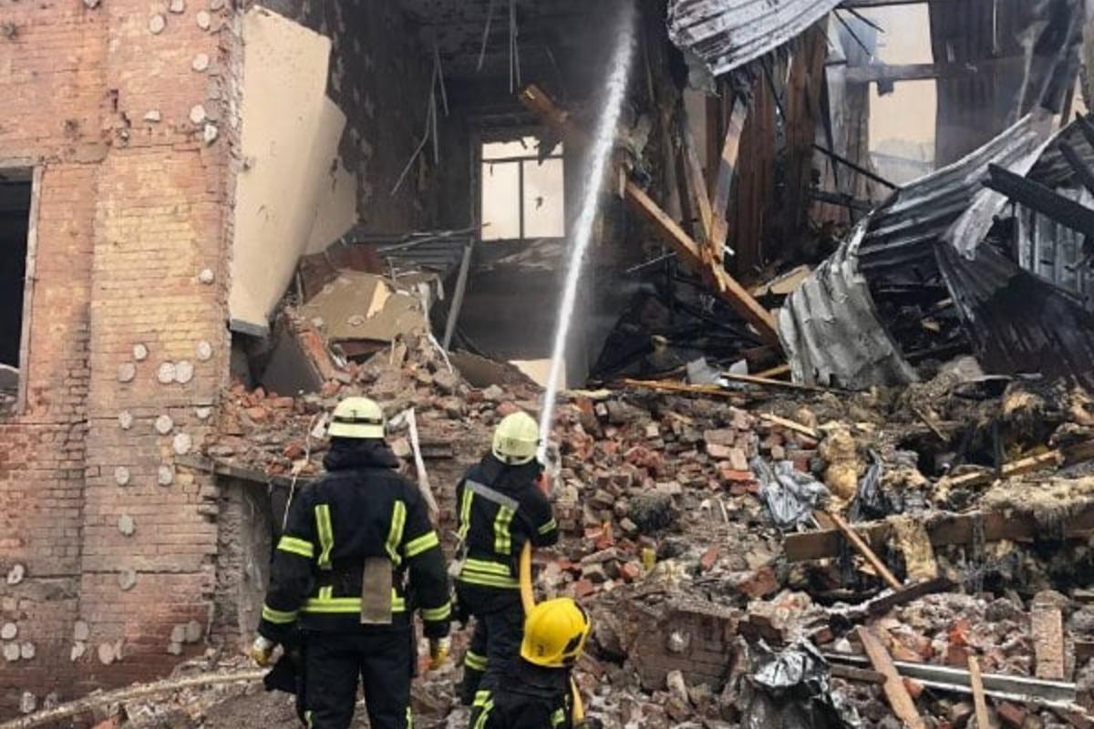 У Харкові в результаті бомбардування є багато руйнувань, знайдені жертви / фото facebook.com/Головне управління ДСНС України у Харківській області У Харкові в результаті бомбардування є багато руйнувань, знайдені жертви / фото facebook.com/Головне управління ДСНС України у Харківській області