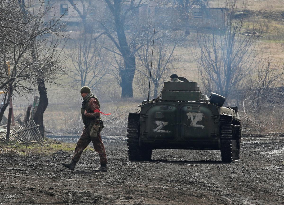 Кадирівці переїхали танком авто Укрпошти / фото REUTERS