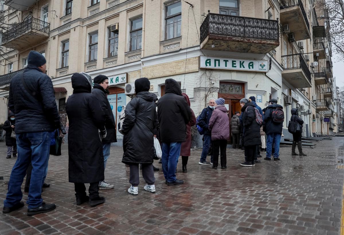Минздрав обратился к фармацевтам, уехавшим на запад Украины / фото REUTERS
