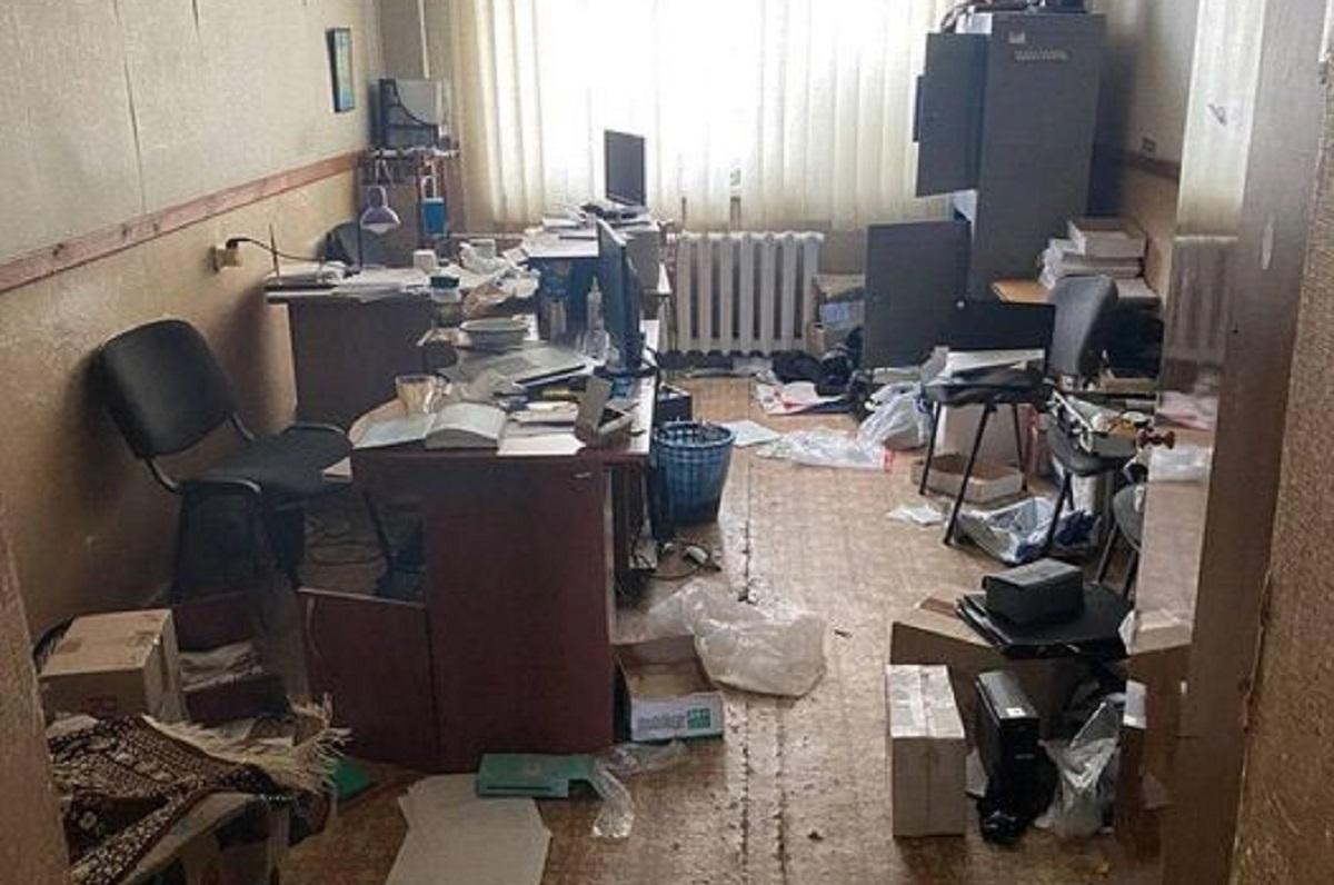Болвінов також додав, що у поліції відновлять усі данні з жорстких дисків та придбають усе, що викрали окупанти / фото Facebook Сергія Болвінова Болвінов також додав, що у поліції відновлять усі данні з жорстких дисків та придбають усе, що викрали окупанти / фото Facebook Сергія Болвінова