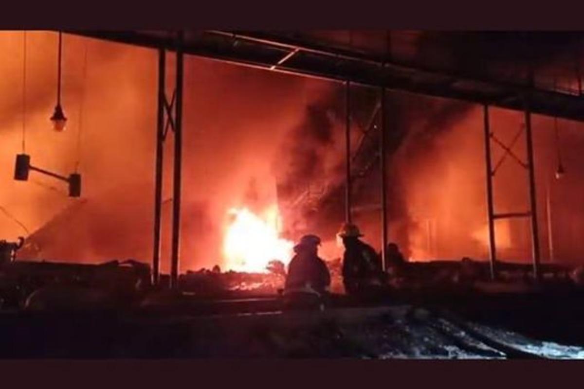 В одном из населенных пунктов Житомирщины ликвидировали пожар на нефтебазе / фото facebook.com/MNS.GOV.UA