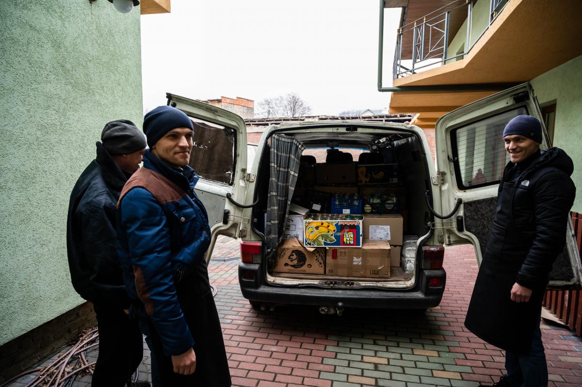 Украинцы продолжают лично оказывать финансовую и другую материальную помощь ВСУ / фото УНИАН (Вячеслав Ратинский) Украинцы продолжают лично оказывать финансовую и другую материальную помощь ВСУ / фото УНИАН (Вячеслав Ратинский)