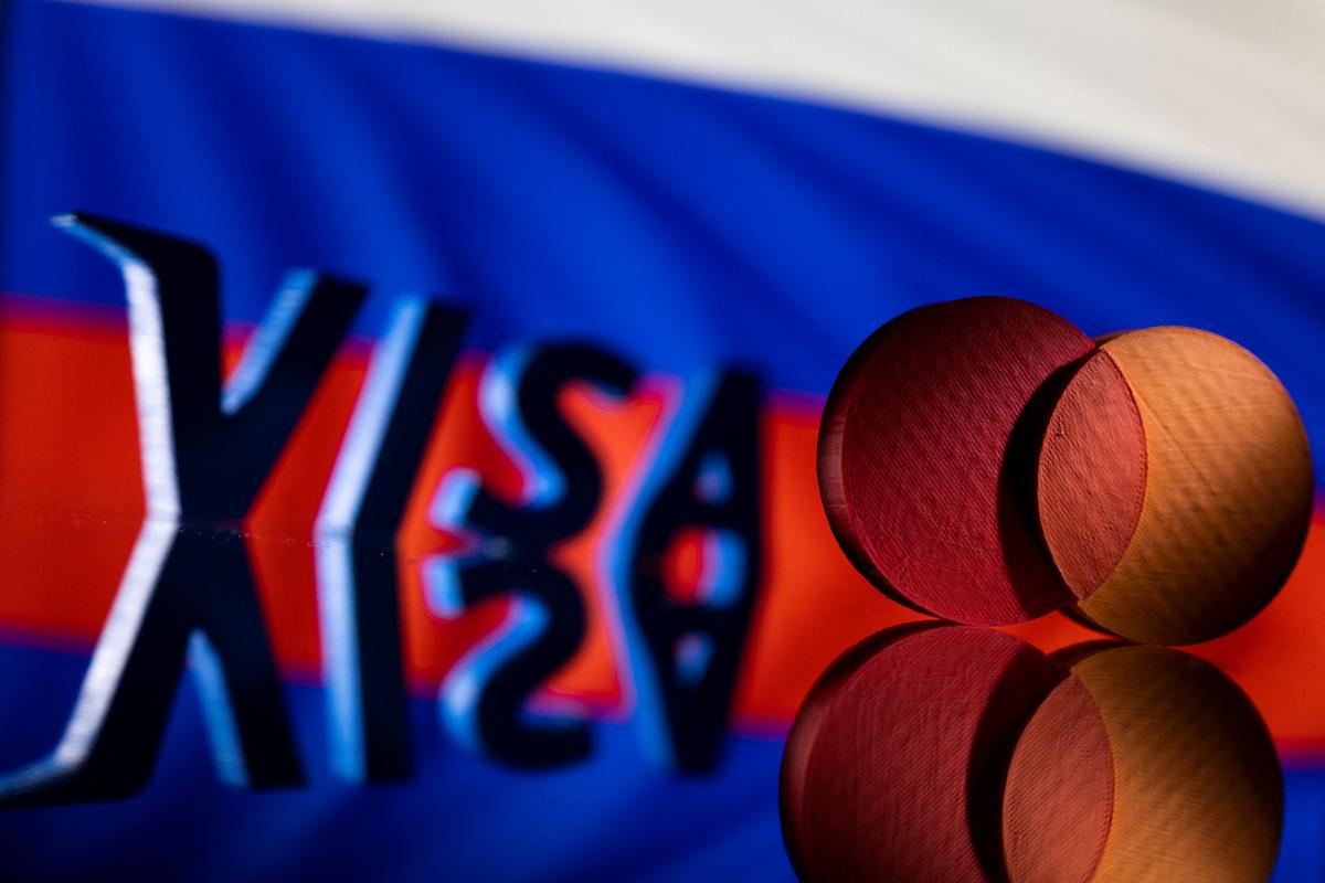 Visa і Mastercard призупинили свою діяльність в Росії / фото REUTERS