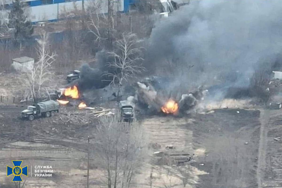 'Пламенный привет оккупантам': на Киевщине разгромили еще одну колонну вражеской техники 'Пламенный привет оккупантам': на Киевщине разгромили еще одну колонну вражеской техники