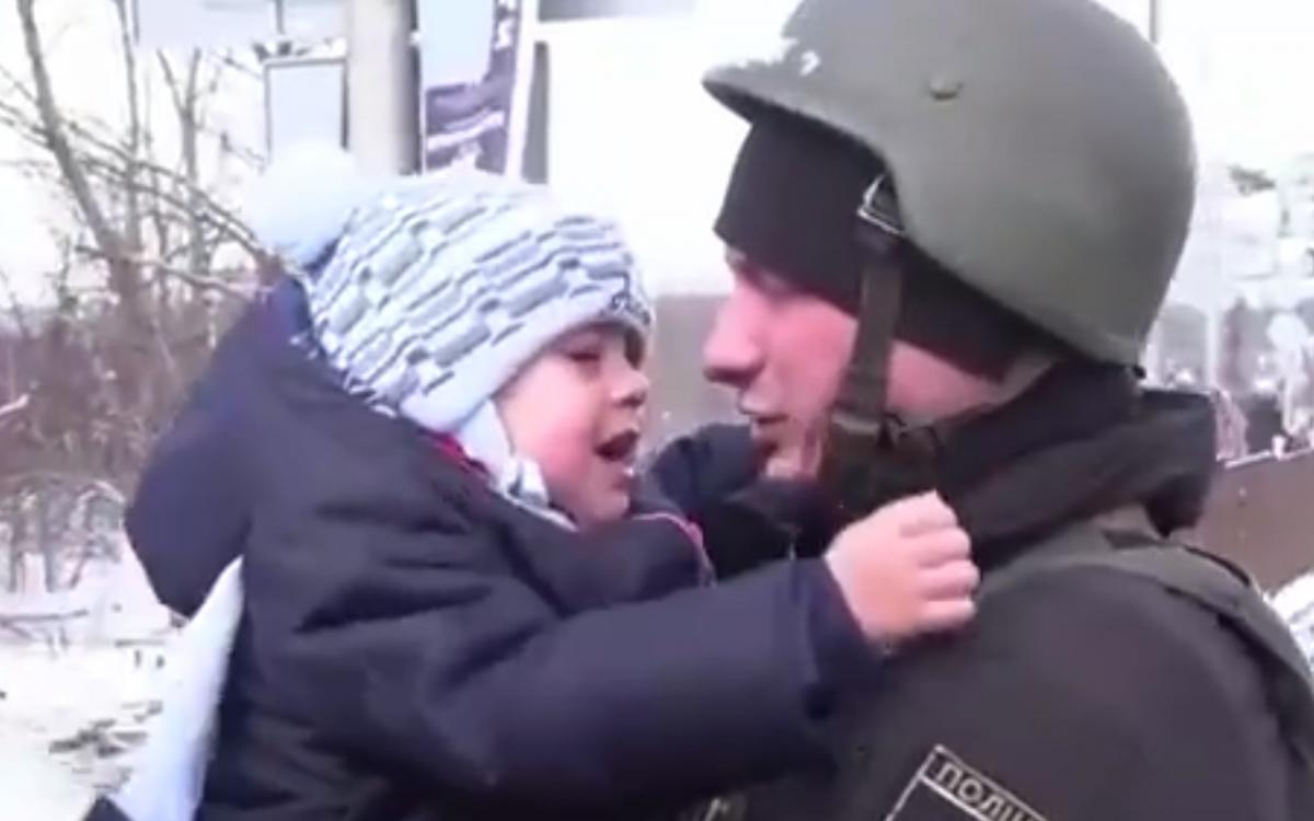 Полицейский в Ирпене прощается с сыном / Скриншот t.me