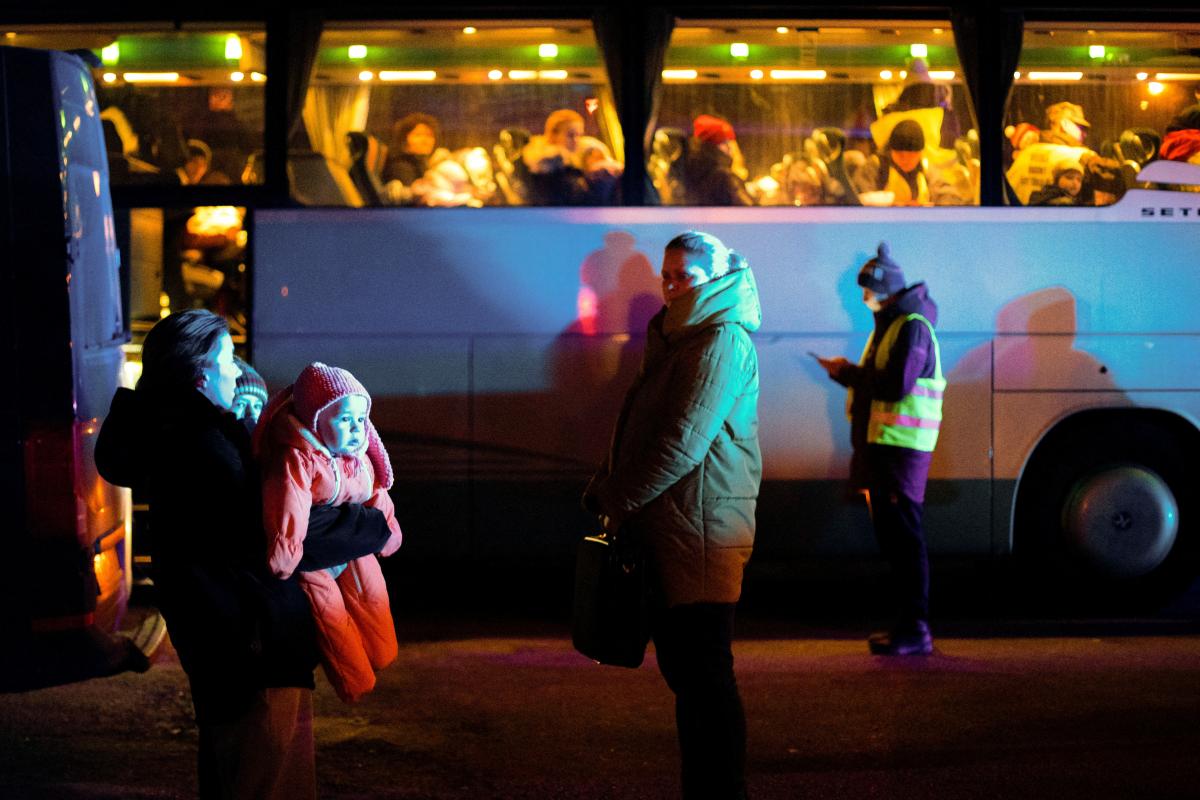 Момента вторжения РФ все время вывозит на свою территорию украинских детей / фото REUTERS Момента вторжения РФ все время вывозит на свою территорию украинских детей / фото REUTERS