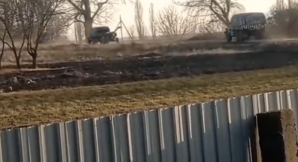 В Черниговской области засняли бегство российских оккупантов из села (видео) В Черниговской области засняли бегство российских оккупантов из села (видео)