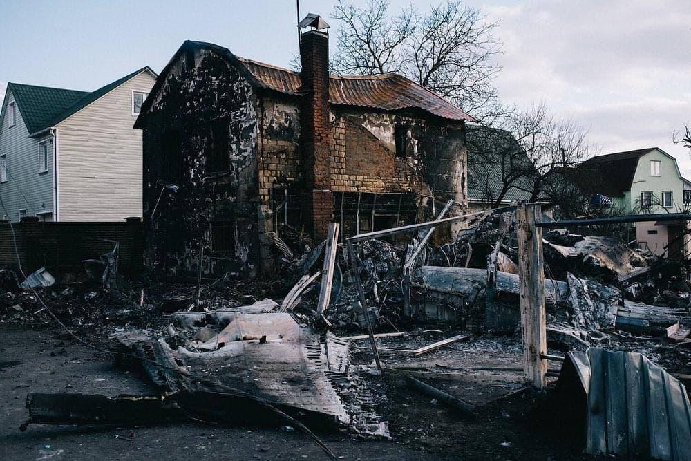 В Киеве на Осокорках упал сбитый российский самолет В Киеве на Осокорках упал сбитый российский самолет