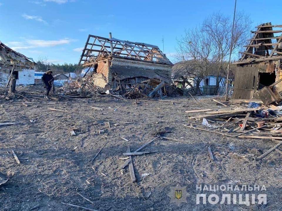 Враг сбросил бомбы на жилые дома в мирной Песковке / фото НПУ