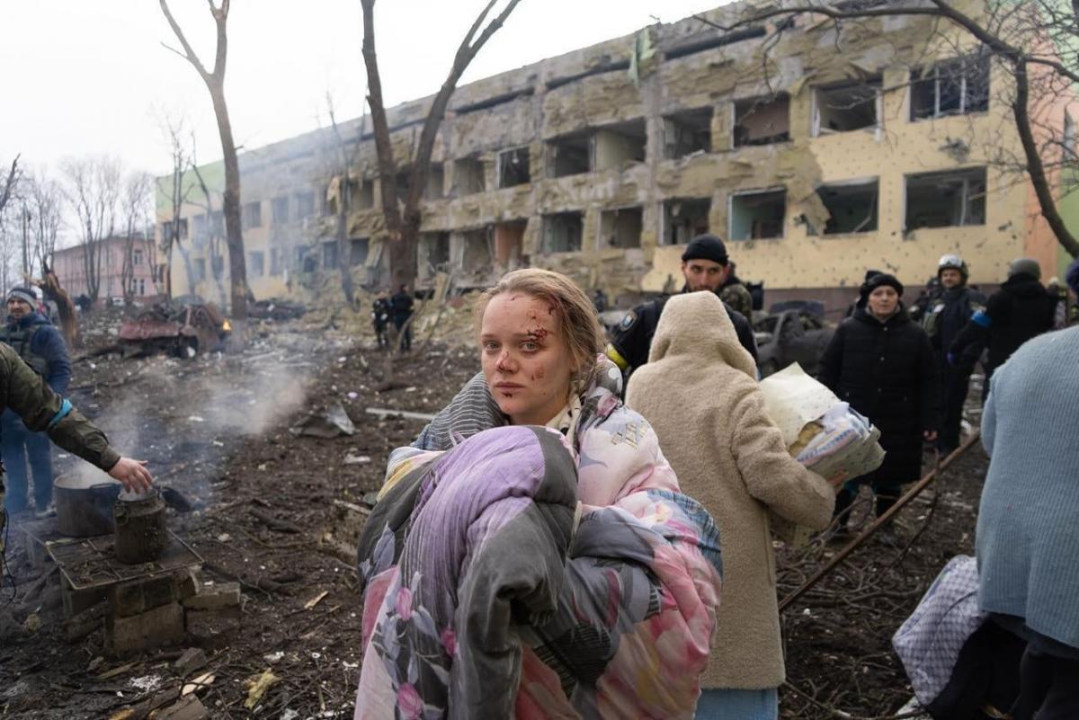 Во время авианалета российской авиации на Мариуполь уничтожен роддом в центре города