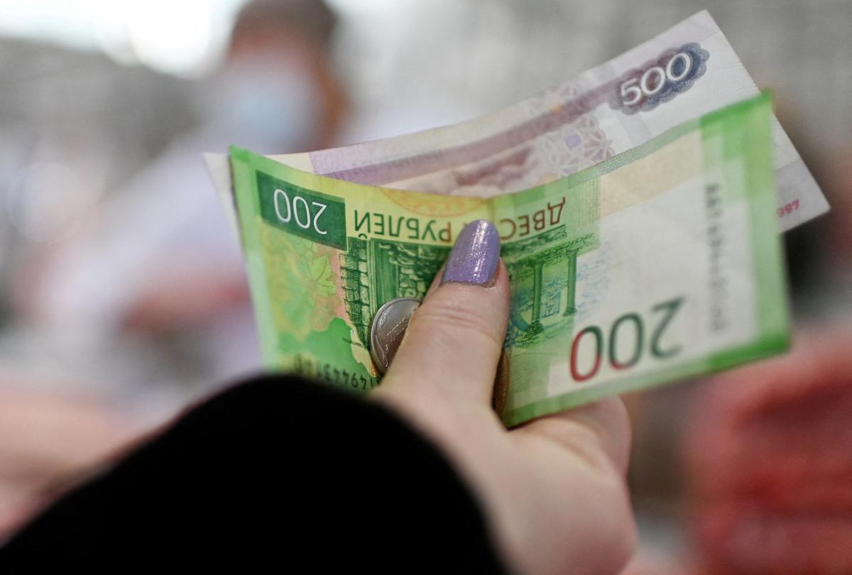 Российским госслужащим обещают выплачивать двойной оклад в рублях / фото REUTERS