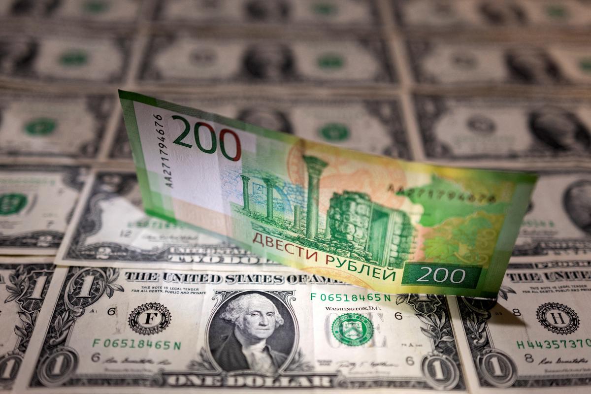 Цього року курс рубля по відношенню до долара США знизився більш ніж на 20% і в серпні перевищив 100 рублів за долар / фото REUTERS Цього року курс рубля по відношенню до долара США знизився більш ніж на 20% і в серпні перевищив 100 рублів за долар / фото REUTERS
