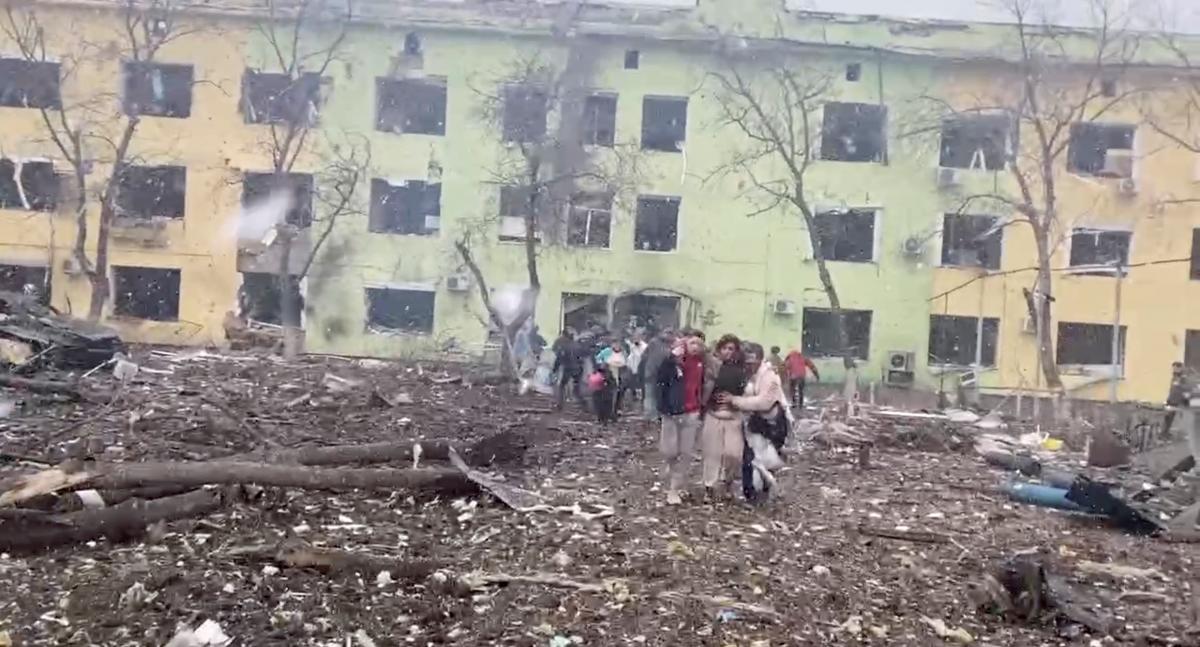 Знищена росіянами дитяча лікарня в Маріуполі / фото REUTERS