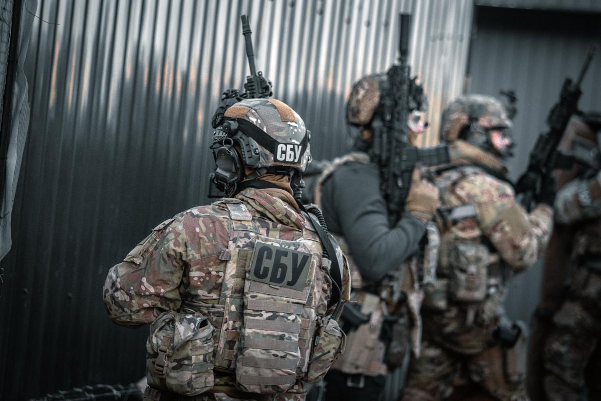 СБУ затримала виробника фальшивих документів на "гарячому" / фото facebook.com/SecurSerUkraine