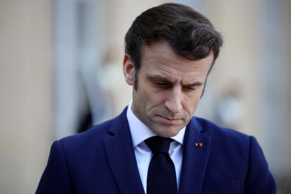 До свого посту Макрон додав відео з палаючим після ракетного удару торговим центром / фото REUTERS До свого посту Макрон додав відео з палаючим після ракетного удару торговим центром / фото REUTERS