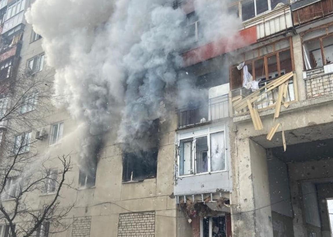 У ніч на 5 червня близько 30 снарядів потрапили в будівлю Гуманітарного штабу в Лисичанську / фото Сергій Гайдай У ніч на 5 червня близько 30 снарядів потрапили в будівлю Гуманітарного штабу в Лисичанську / фото Сергій Гайдай