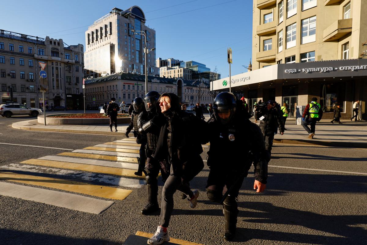 Російське суспільство не виходитиме на ціннісні революції, заявив Подоляк / фото REUTERS Російське суспільство не виходитиме на ціннісні революції, заявив Подоляк / фото REUTERS
