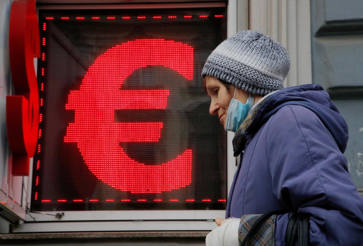 The Russians will rapidly become poorer, experts say / photo REUTERS