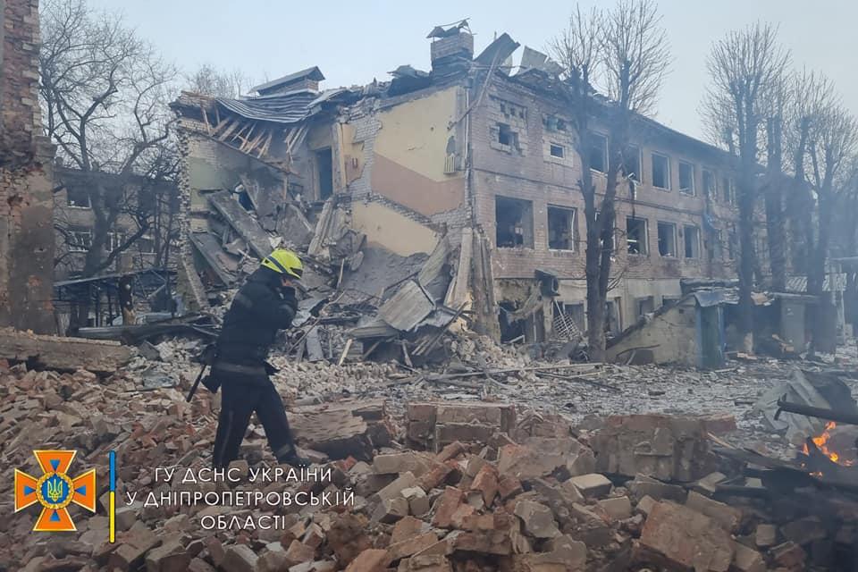 Последствия утреннего обстрела в Днепре / фото ГСЧС Последствия утреннего обстрела в Днепре / фото ГСЧС
