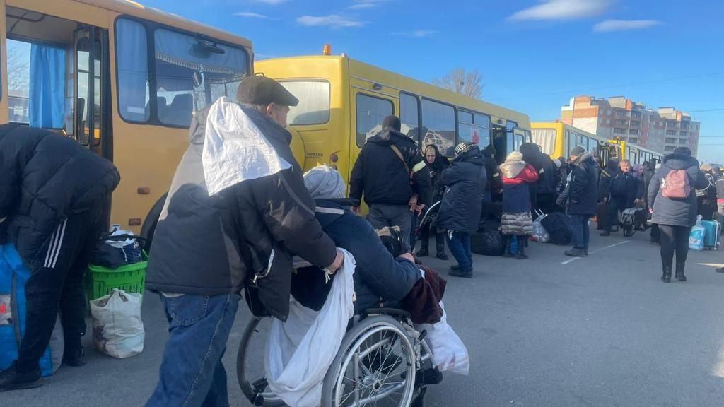 Мешканці Енергодара уже в Запоріжжі, продовжується евакуація з Бучі та Гостомеля Мешканці Енергодара уже в Запоріжжі, продовжується евакуація з Бучі та Гостомеля