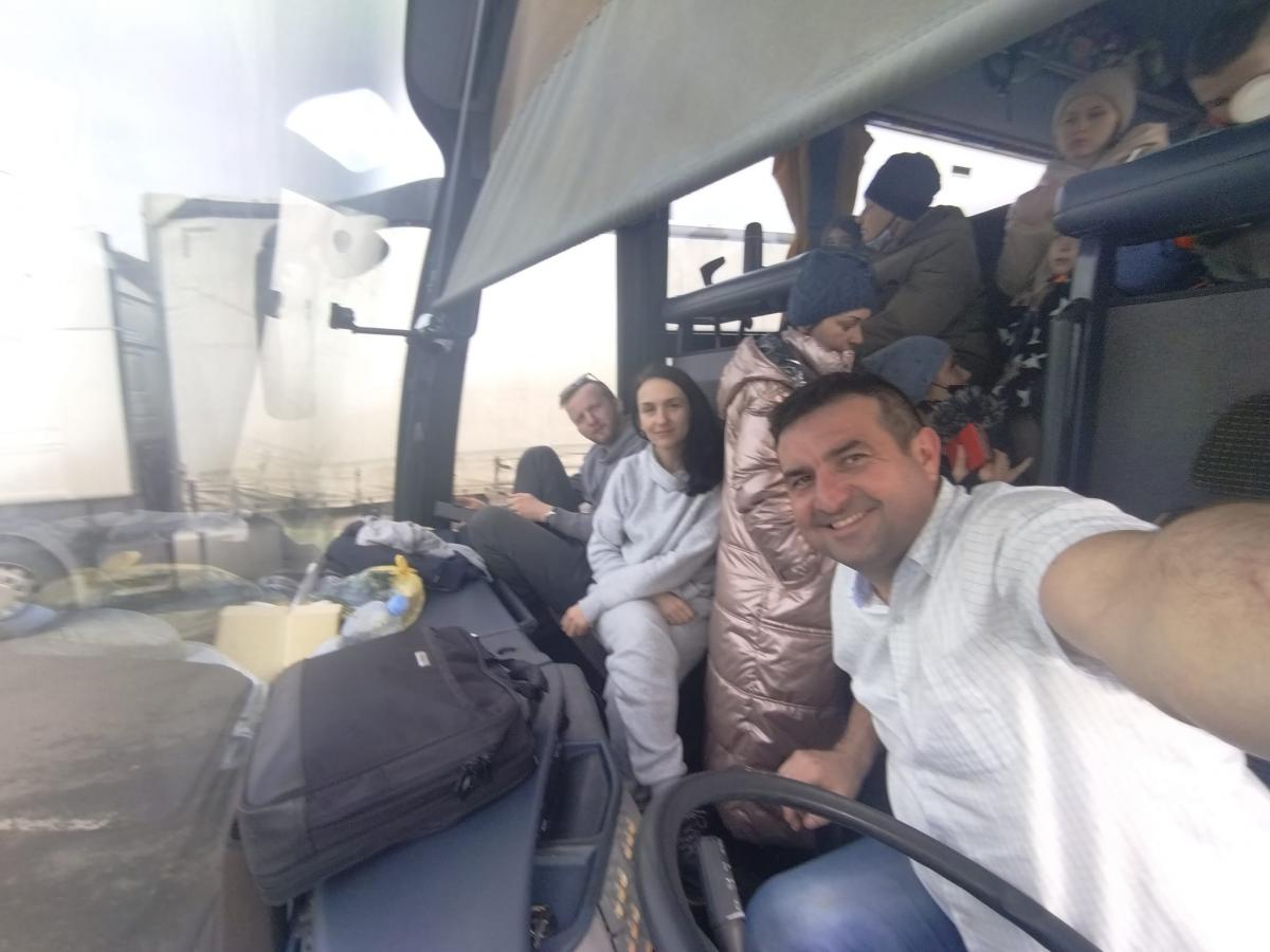 Волонтери скаржаться, що українські митники зажадали у нього хабар у 10 доларів / фото facebook.com/barte Волонтери скаржаться, що українські митники зажадали у нього хабар у 10 доларів / фото facebook.com/barte
