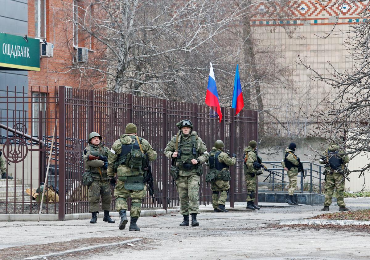 Глава Луганской ОВА рассказал о зверствах россиян после последних взрывов в казармах / фото REUTERS Глава Луганской ОВА рассказал о зверствах россиян после последних взрывов в казармах / фото REUTERS