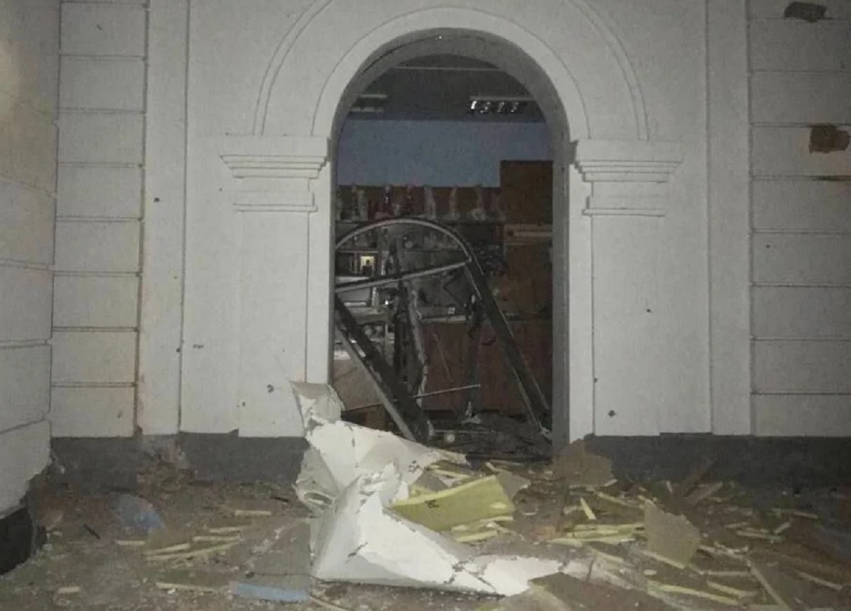 Внаслідок страшної сили вибуху у храмах Лаври вилетіли двері та віконні рами / фото news.church.ua