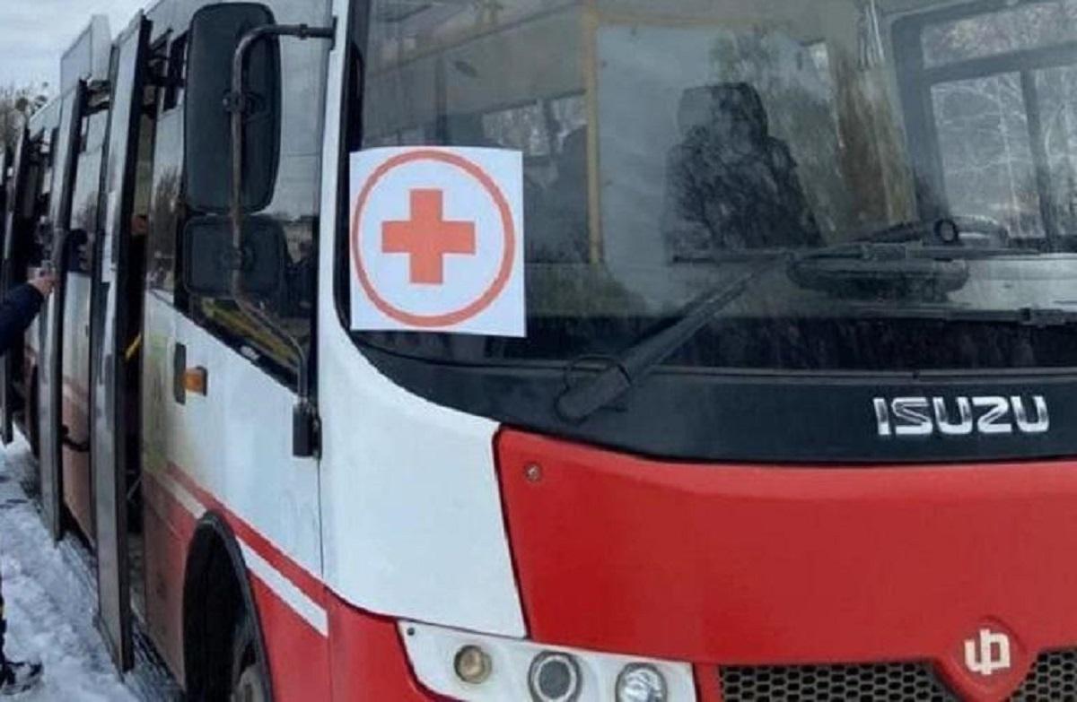 Евакуаційну колону не пускають у Бердянськ та не дають переночувати водіям, які виїхали із Запоріжжя об 11:00 / фото t.me/Zhyvytskyy Евакуаційну колону не пускають у Бердянськ та не дають переночувати водіям, які виїхали із Запоріжжя об 11:00 / фото t.me/Zhyvytskyy