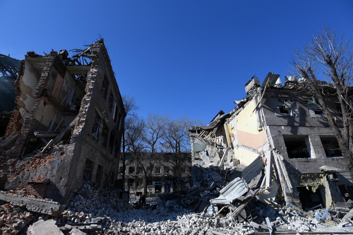 На Дніпропетровщині окупанти влучили в казарму Нацгвардії \ фото REUTERS