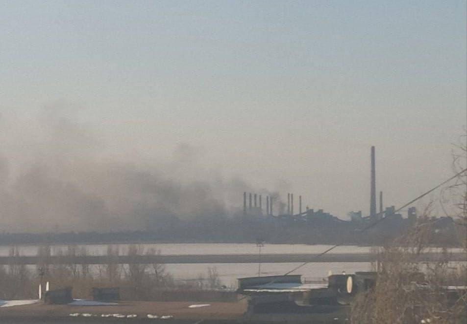 На Донбассе горит Авдеевский коксохим / фото NEXTA На Донбассе горит Авдеевский коксохим / фото NEXTA