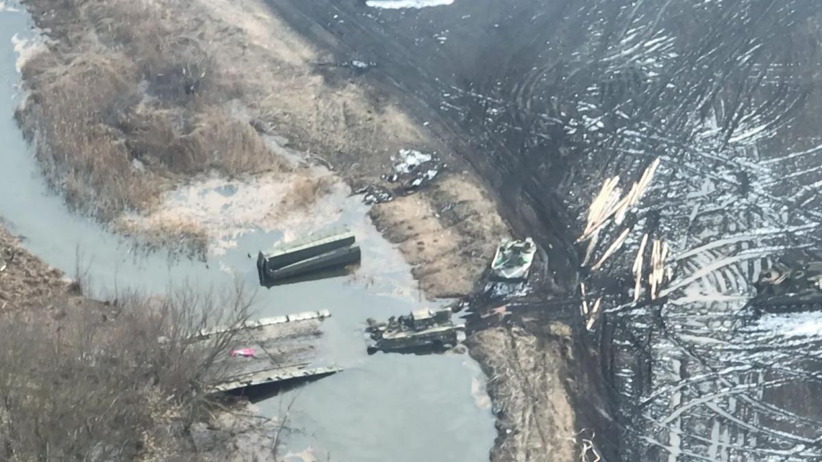 На знімках видно зруйнований понтонний міст, а також стоїть поруч російська військова техніка / фото: Maxar Technologies На знімках видно зруйнований понтонний міст, а також стоїть поруч російська військова техніка / фото: Maxar Technologies
