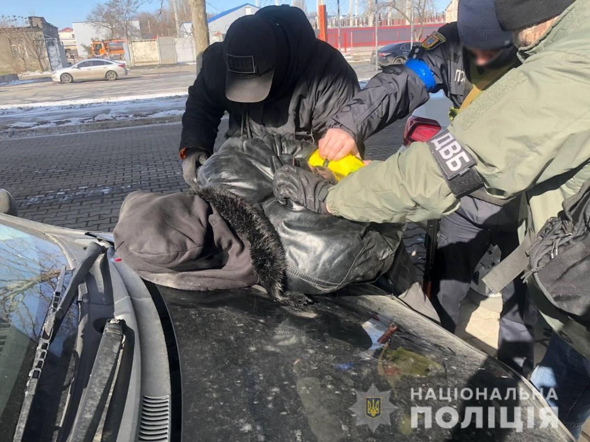 Правоохранители задержали 40-летнего мужчину на одной из автозаправочных станций, куда он приехал с гранатой Ф-1 / фото Национальной полиции