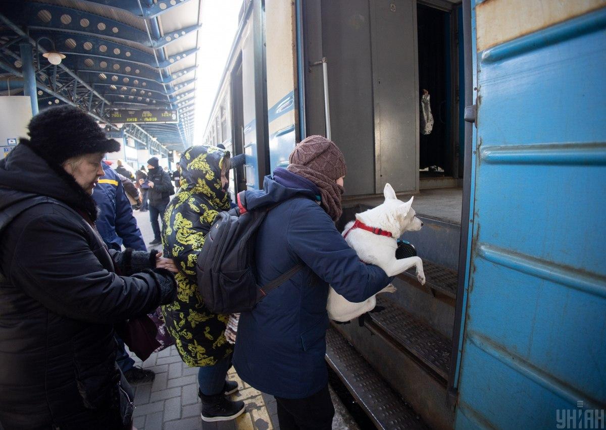 Укрзализныця назначила дополнительные эвакуационные рейсы на 15 марта / фото УНИАН