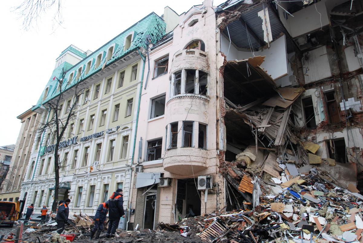Последствия российских обстрелов в Харькове / фото REUTERS