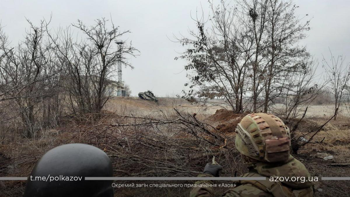 Оборона Маріуполя: полк 'Азов' знищив багато техніки ворога (фото) Оборона Маріуполя: полк 'Азов' знищив багато техніки ворога (фото)