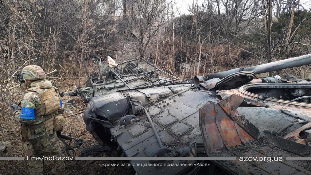 Оборона Маріуполя: полк 'Азов' знищив багато техніки ворога (фото) Оборона Маріуполя: полк 'Азов' знищив багато техніки ворога (фото)