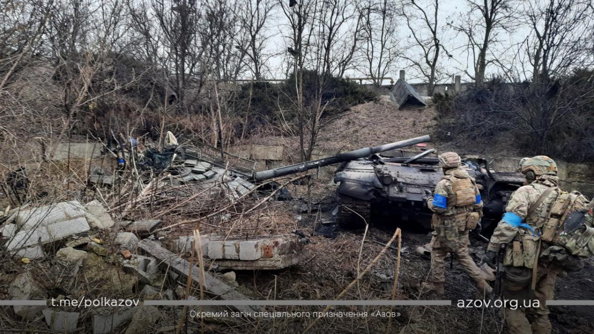 Оборона Маріуполя: полк 'Азов' знищив багато техніки ворога (фото) Оборона Маріуполя: полк 'Азов' знищив багато техніки ворога (фото)