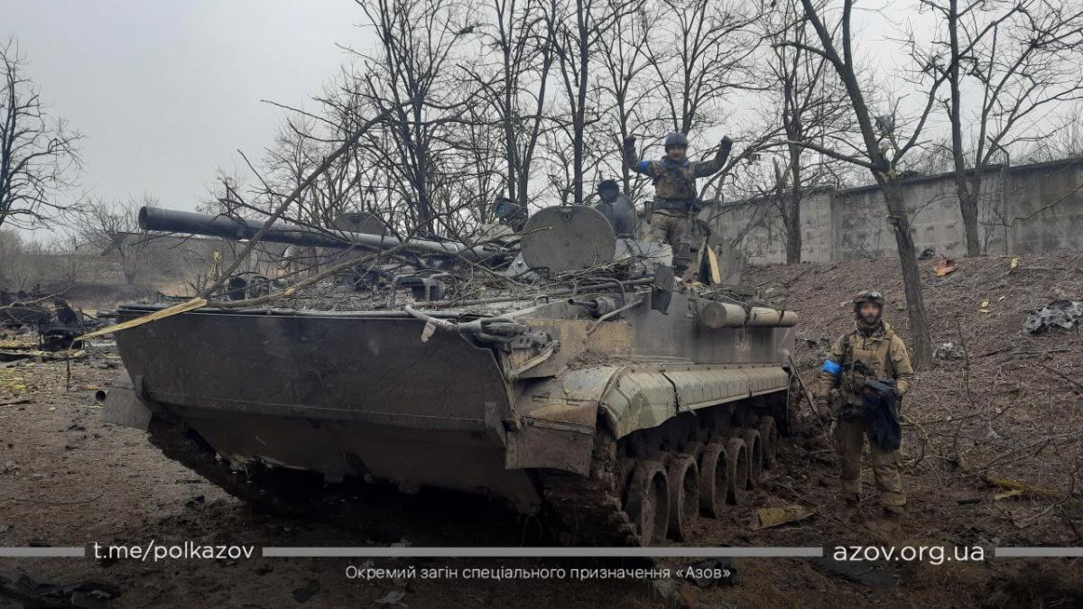 Оборона Маріуполя: полк 'Азов' знищив багато техніки ворога (фото) Оборона Маріуполя: полк 'Азов' знищив багато техніки ворога (фото)