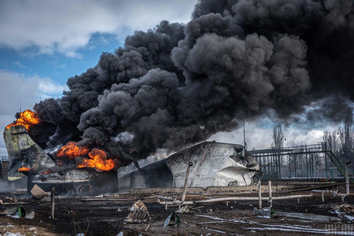 У ніч на 6 квітня 2022 року ворог обстріляв Дніпропетровську область з неба. Знищено нафтобазу / фото УНІАН, Олег Терещенко У ніч на 6 квітня 2022 року ворог обстріляв Дніпропетровську область з неба. Знищено нафтобазу / фото УНІАН, Олег Терещенко