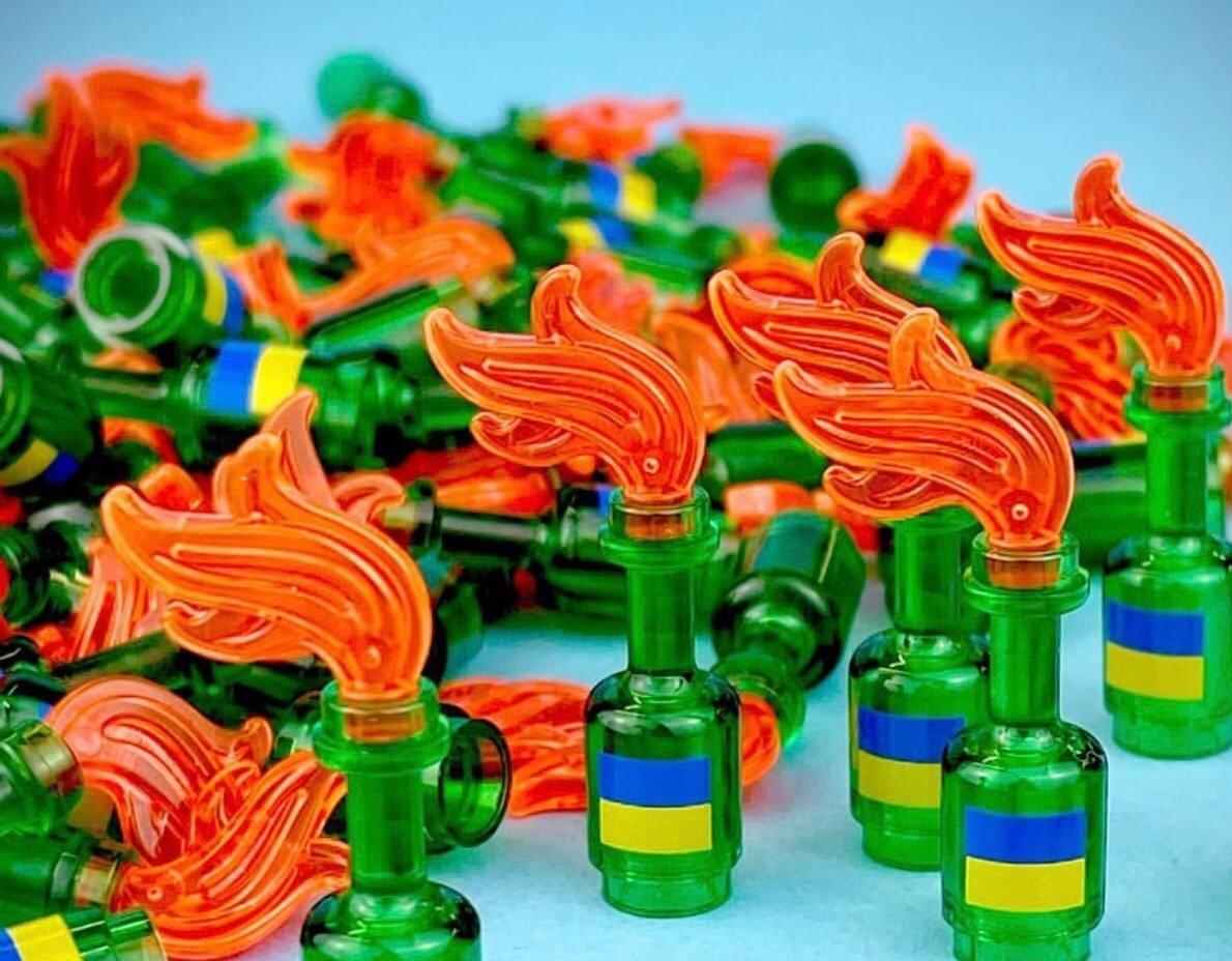 Фігурки Зеленського і крихітні коктейлі Молотова у вигляді LEGO дозволили зібрати $16 тисяч для України / фото Citizen Brick Фігурки Зеленського і крихітні коктейлі Молотова у вигляді LEGO дозволили зібрати $16 тисяч для України / фото Citizen Brick