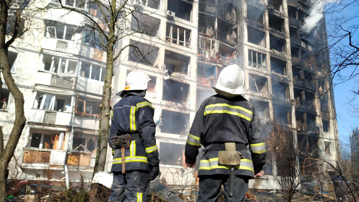 Наслідки обстрілу російських окупантів у Києві / фото УНІАН (Олександр Синиця) Наслідки обстрілу російських окупантів у Києві / фото УНІАН (Олександр Синиця)