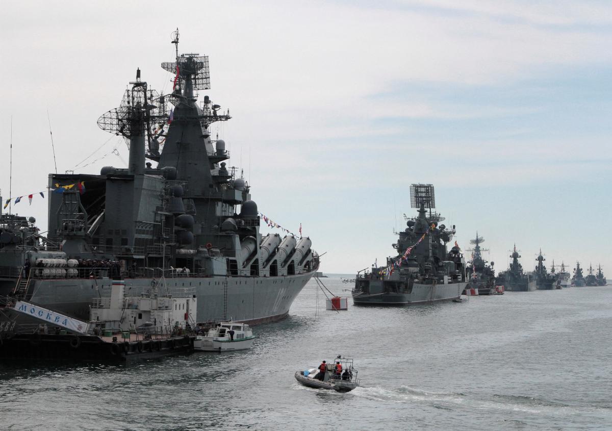 Российские оккупанты с кораблей обстреляли украинский берег / фото REUTERS