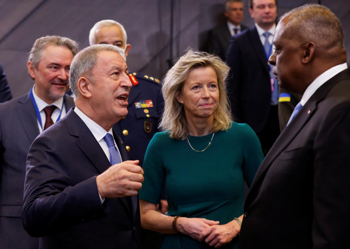 Оллонгрен призвала увеличить военную помощь Украине \ фото REUTERS Оллонгрен призвала увеличить военную помощь Украине \ фото REUTERS