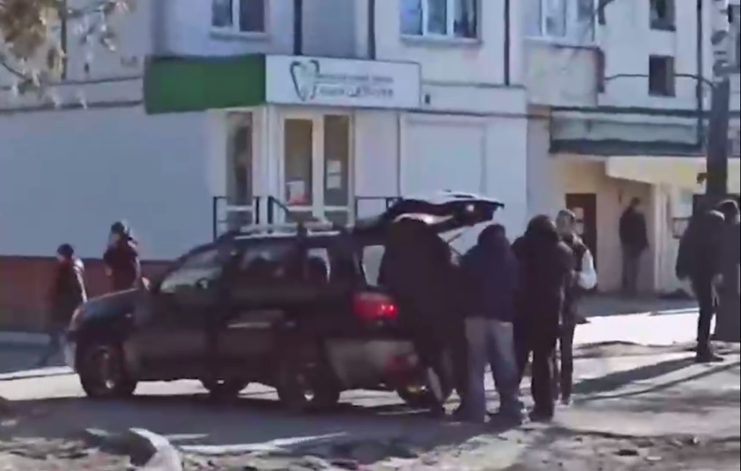 В Чернигове оккупанты расстреляли мирных людей в очереди за хлебом / скриншот с видео В Чернигове оккупанты расстреляли мирных людей в очереди за хлебом / скриншот с видео