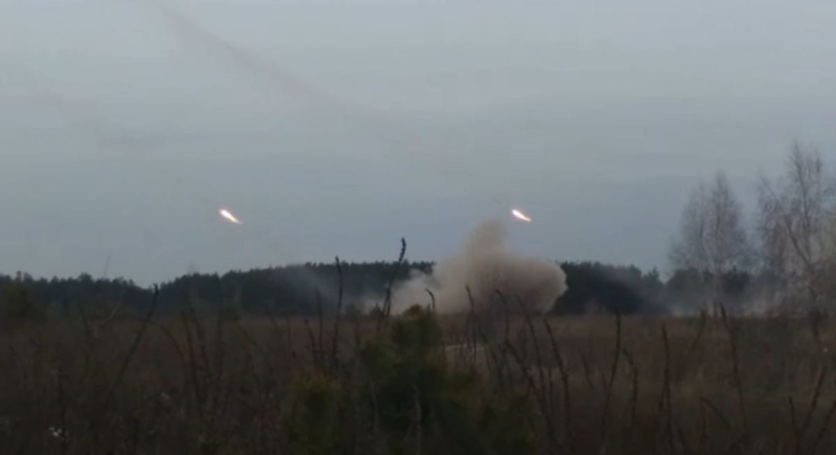 Воины 128 бригады из «Градов» уничтожили колонну врага во время попытки проложить понтонную переправу / скриншот с видео