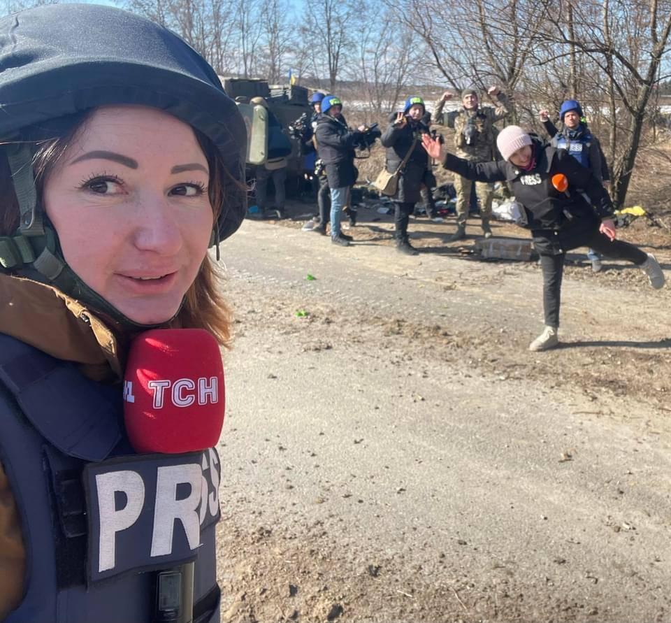 Знімальна група ТСН потрапила під обстріли / фото 1+1 Знімальна група ТСН потрапила під обстріли / фото 1+1