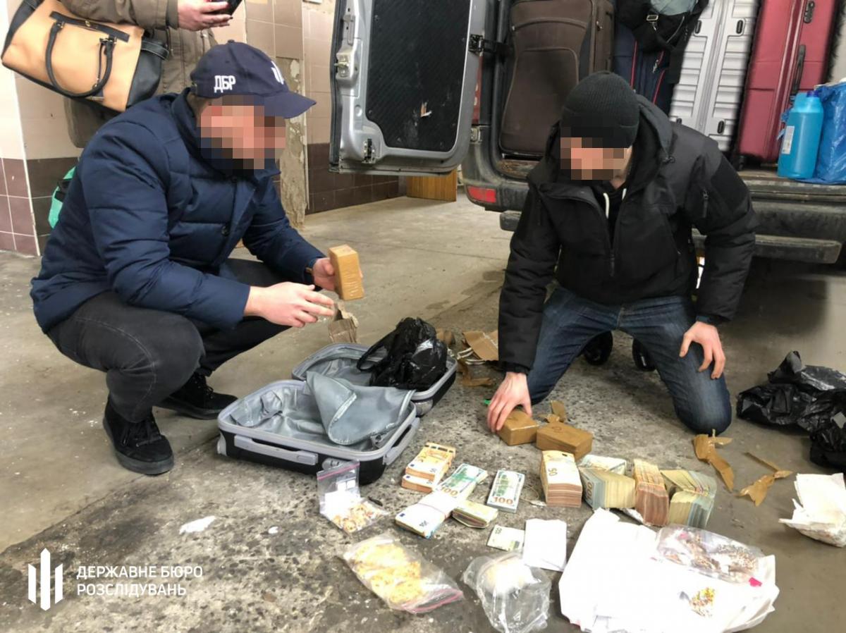 На границе задержали дипломата с валютой и золотом / фото ГБР