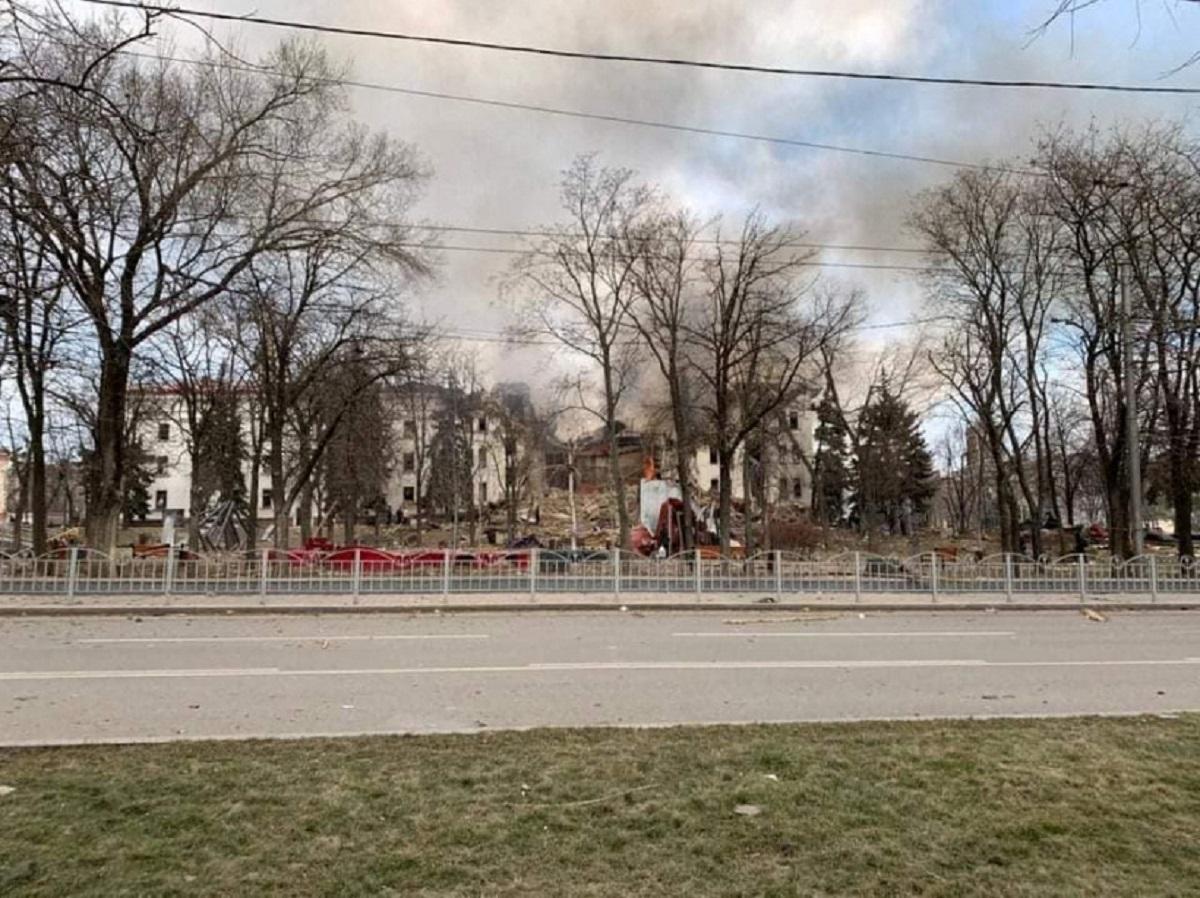 Оккупанты разбомбили драмтеатр в Мариуполе и собираются устроить в нем спектакль / фото REUTERS Оккупанты разбомбили драмтеатр в Мариуполе и собираются устроить в нем спектакль / фото REUTERS