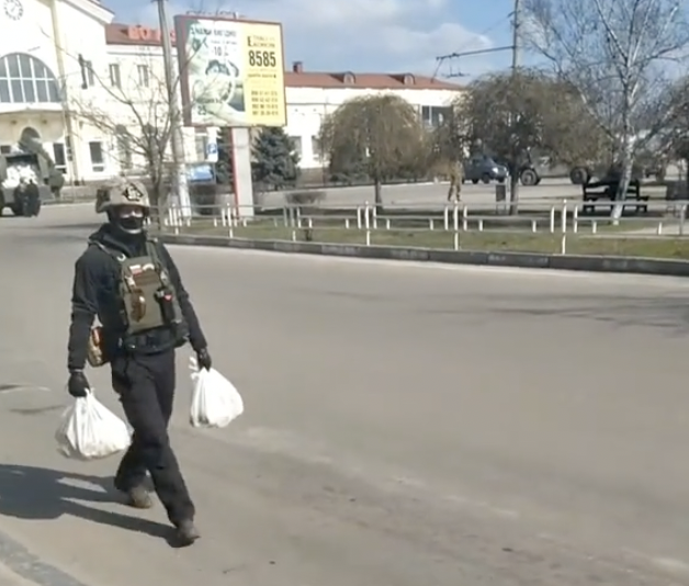 Оккупанты раздают "гумпомощь" / Скриншот Оккупанты раздают "гумпомощь" / Скриншот